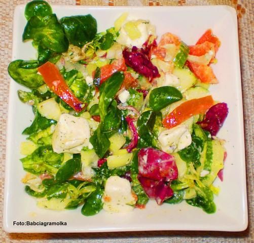Sałatka z kiwi , Fetą i mixem sałat :