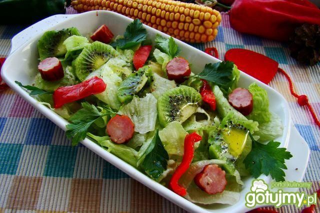 Sałatka  z kiwi i kabanosem  Sałatka  z kiwi i kabanosem