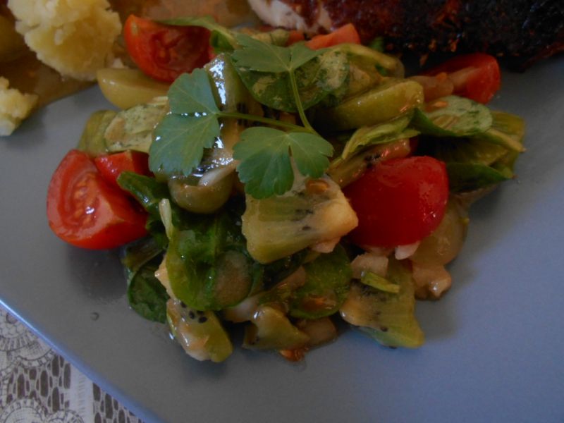 Sałatka z kiwi i winogronami