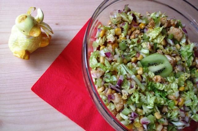Salatka z kiwi, pekinka i kurczakiem