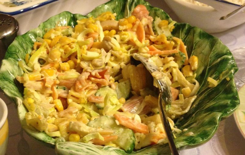 Sałatka z kolorowego makaronu