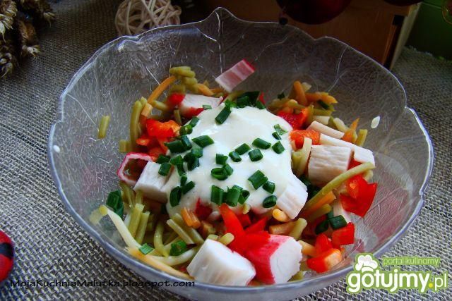 Sałatka z kolorowego spaghetti