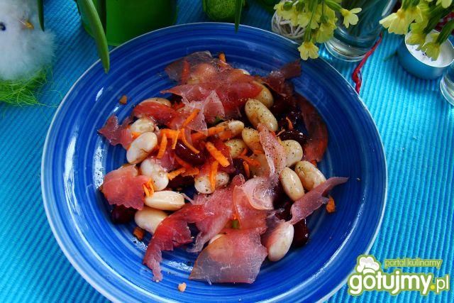 Sałatka z kolorowej fasoli i szynki 