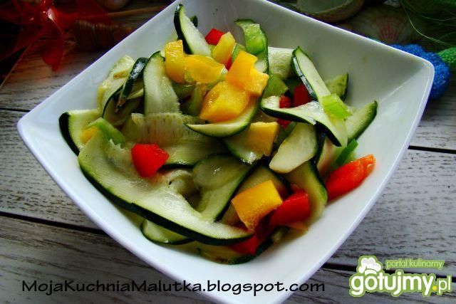 Sałatka z kolorowej papryki i cukinii