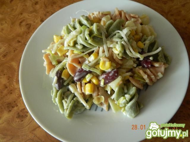 Sałatka z kolorowym makaronem 6
