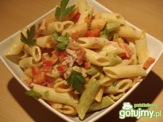 Sałatka z kolorowym makaronem Sałatka z kolorowym makaronem