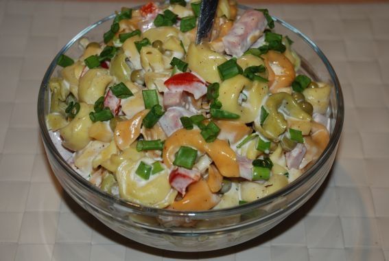 Sałatka z kolorowym makaronem tortellini