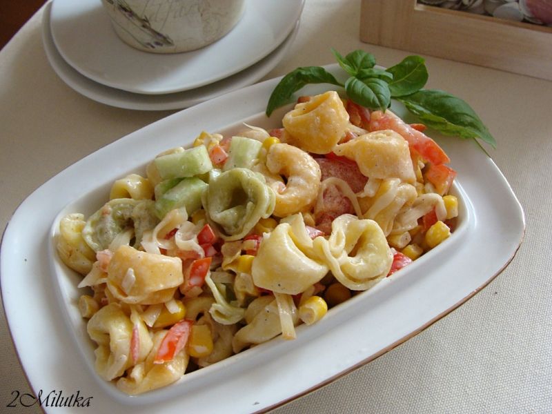 Sałatka z kolorowym tortellini Sałatka z kolorowym tortellini