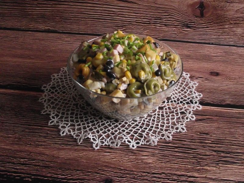 Sałatka z kolorowym tortellini  i czarną fasolą Sałatka z kolorowym tortellini  i czarną fasolą