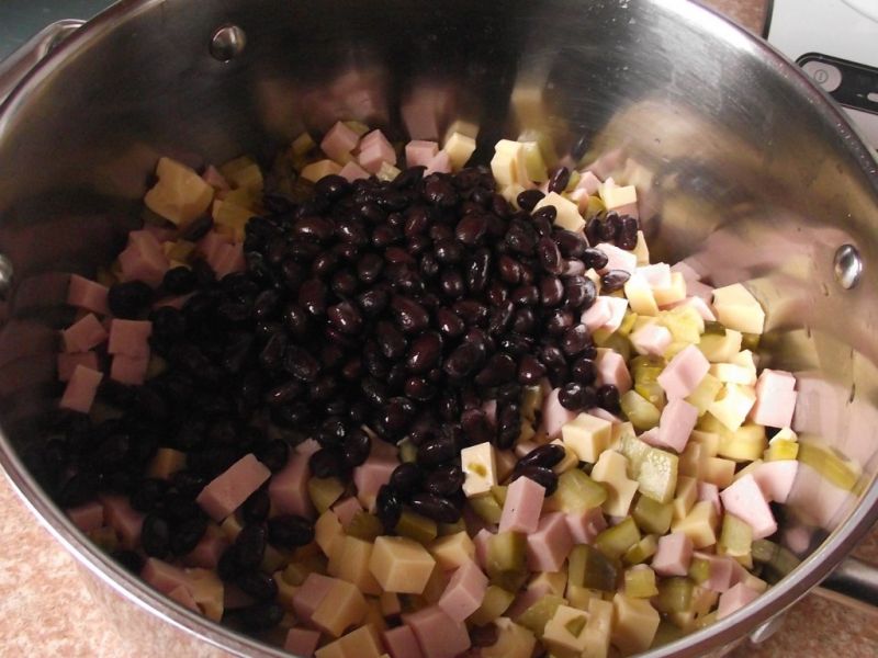Sałatka z kolorowym tortellini  i czarną fasolą