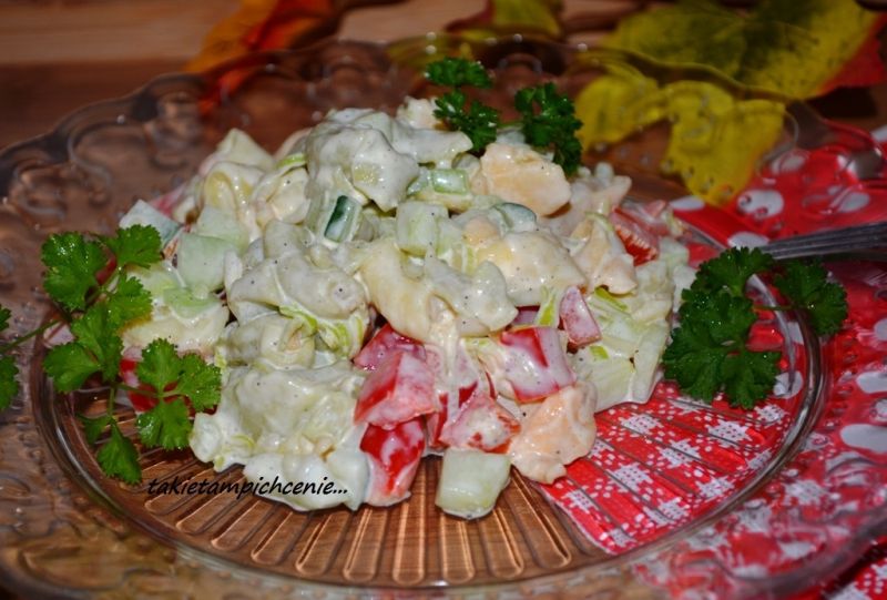 Sałatka z kolorowym tortellini z mięsem 