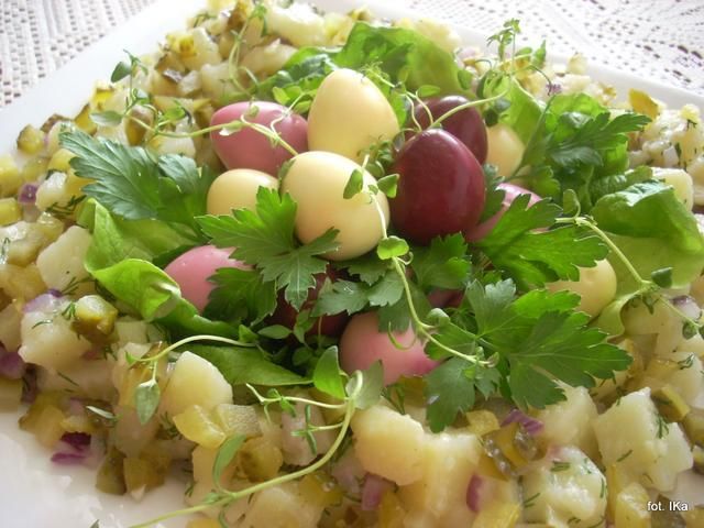 Sałatka z kolorowymi jajeczkami  Sałatka z kolorowymi jajeczkami