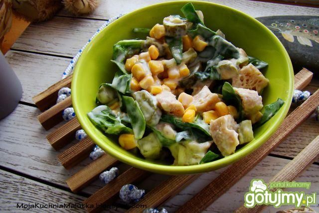 Sałatka z kostką sojową i szpinakiem 