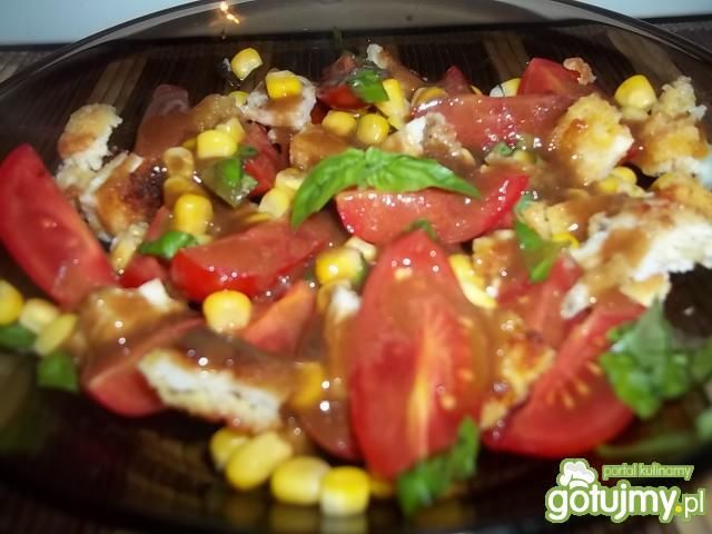 Sałatka z kotletem Sałatka z kotletem