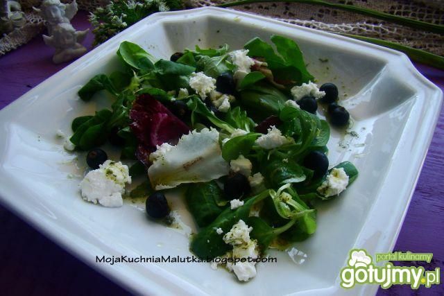 Sałatka z kozim serem i porzeczką 