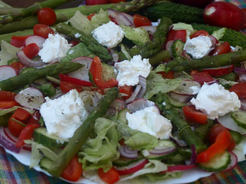 Sałatka z kozim serem i szparagami