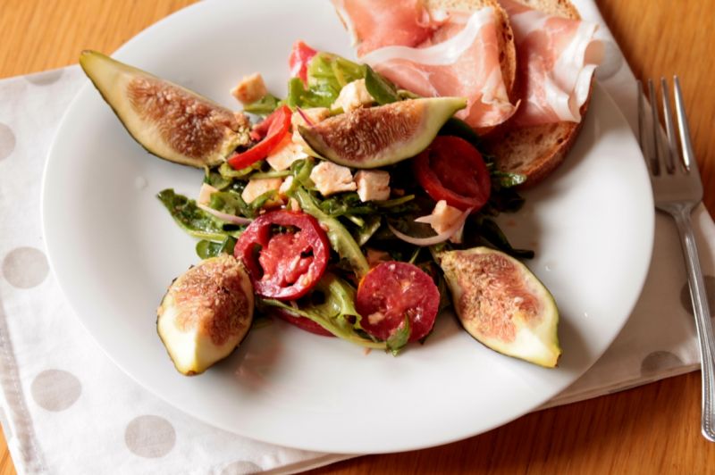 Sałatka z kozim serem,pomidorkami i figami