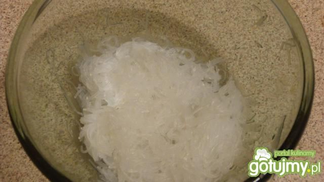 Sałatka z kreweatkami i makaronem ryżowy