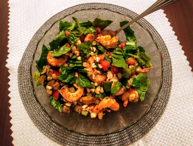 Sałatka z krewetkami i orzechami nerkowca Sałatka z krewetkami i orzechami nerkowca