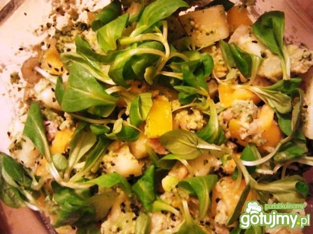 Sałatka z krewetkami i sosem Dark Tahini Sałatka z krewetkami i sosem Dark Tahini