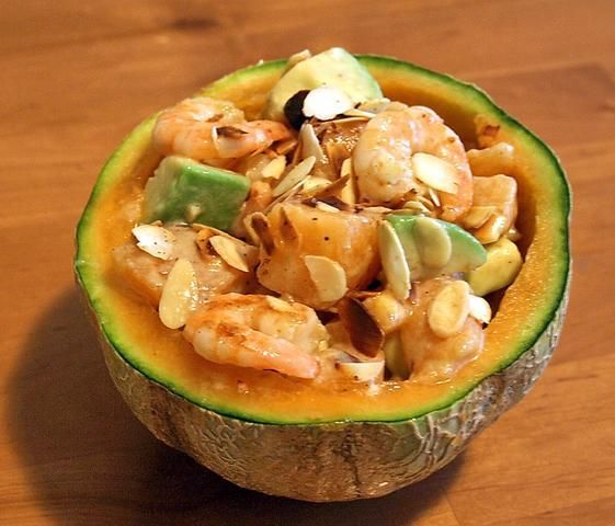 sałatka z krewetkami w melonie sałatka z krewetkami w melonie