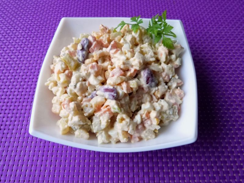 Sałatka z kukurydzą i czerwoną fasolą