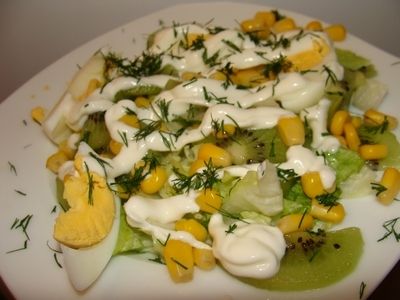 Sałatka z kukurydzą i kiwi Sałatka z kukurydzą i kiwi
