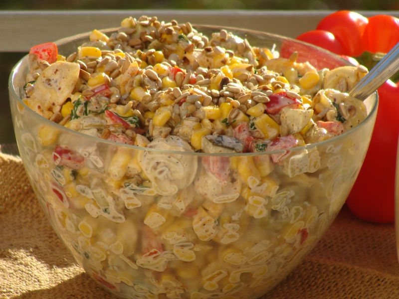 Sałatka z kukurydzy i makaronu tortellini