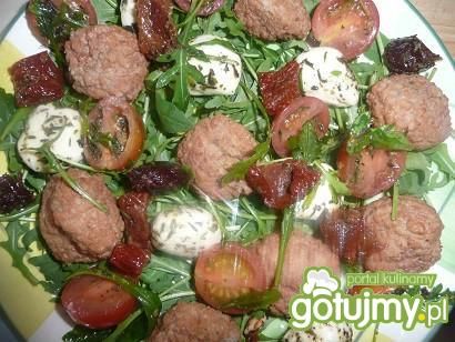 sałatka z kuleczkami 