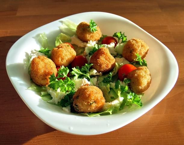 sałatka z kulkami ziemniaczano-rybnymi