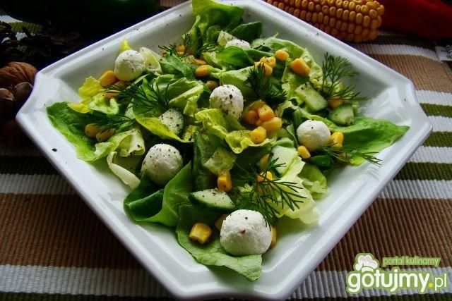 sałatka z kulkowym serkiem 