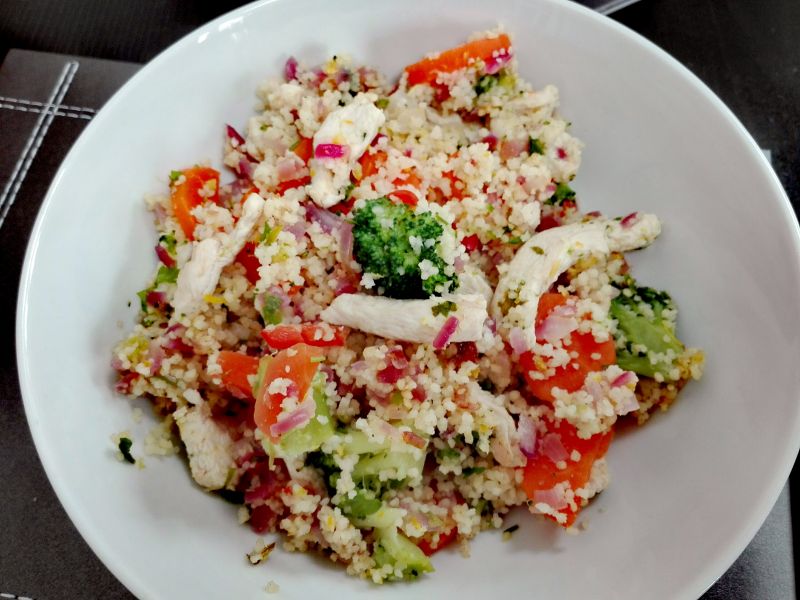 Sałatka z kurczaka cytrynowego i kuskusu