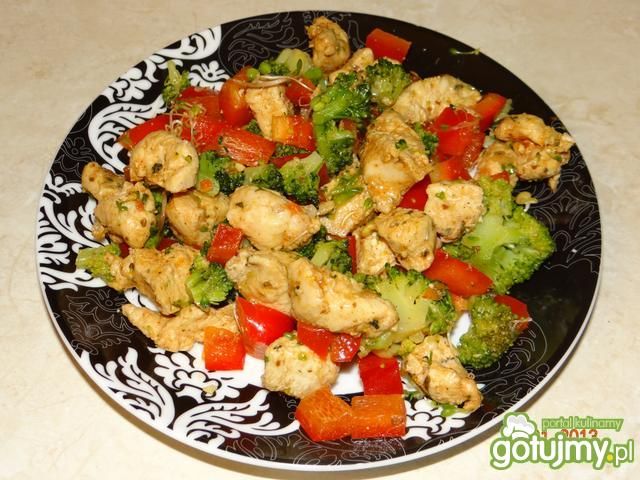 Sałatka z kurczaka i brokułu 