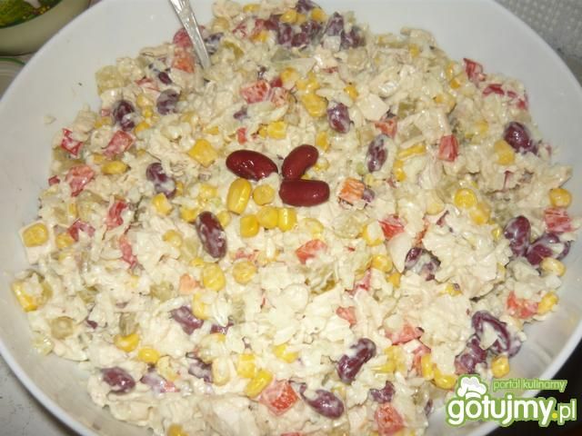 Sałatka z kurczaka i fasoli.