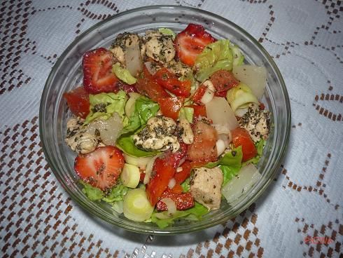 Sałatka z kurczaka i truskawek