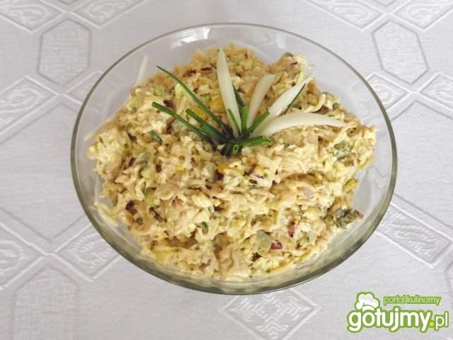 Sałatka z kurczaka i zupek chińskich 