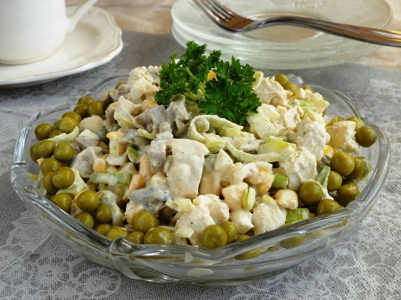 Sałatka z kurczaka, pora i pieczarek