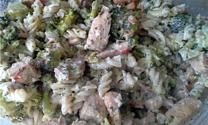 Sałatka z kurczaka z brokułami i makaronem