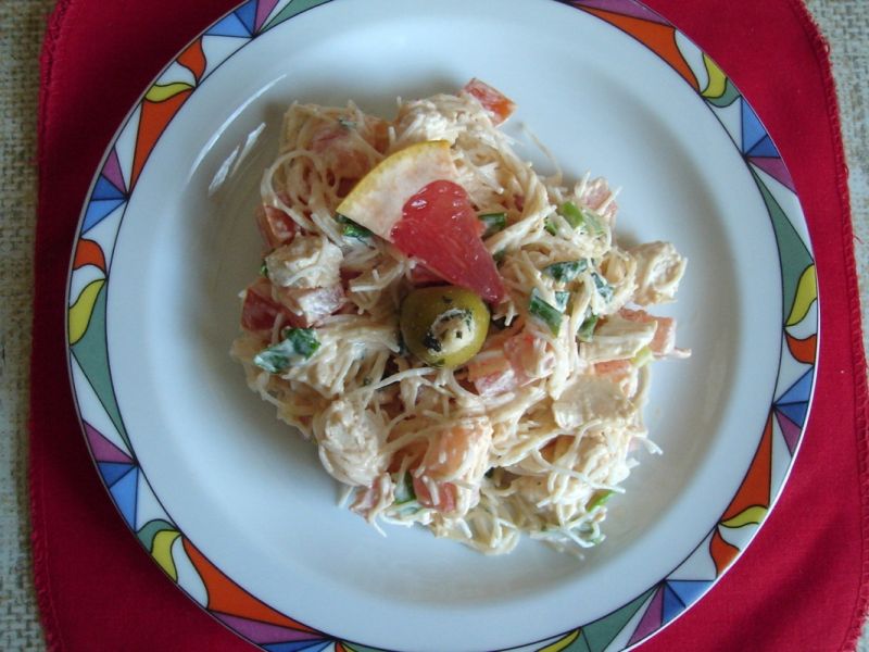 Sałatka z kurczaka z makaronem ryżowym Sałatka z kurczaka z makaronem ryżowym