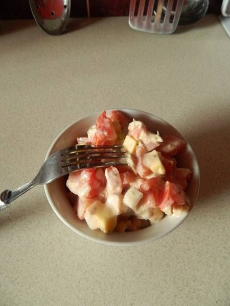 Sałatka z kurczaka,żółtego sera i pomidorów