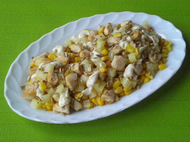 Sałatka z kurczakiem, ananasem i słonecznikiem Sałatka z kurczakiem, ananasem i słonecznikiem