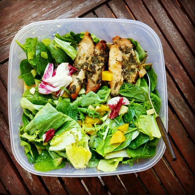 Sałatka z kurczakiem,brzoskwinią,awokado,vinegret