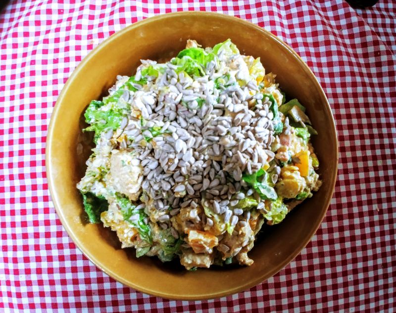 Sałatka z kurczakiem, brzoskwiniami i awokado Sałatka z kurczakiem, brzoskwiniami i awokado