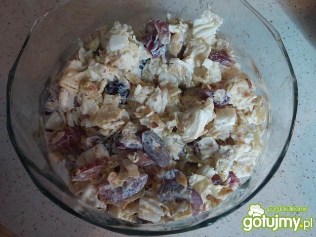 Sałatka z kurczakiem curry i winogronem