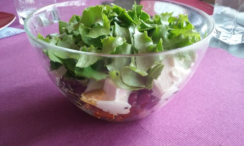 Sałatka z kurczakiem, fetą i czerwoną fasolą