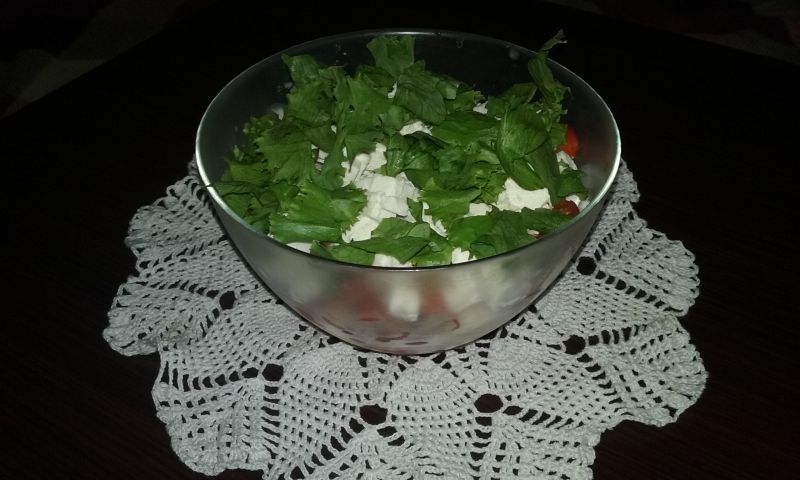 Sałatka z kurczakiem, fetą i jajkami Sałatka z kurczakiem, fetą i jajkami