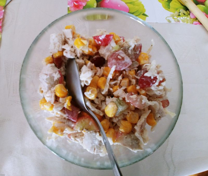 Sałatka z kurczakiem gotowanym