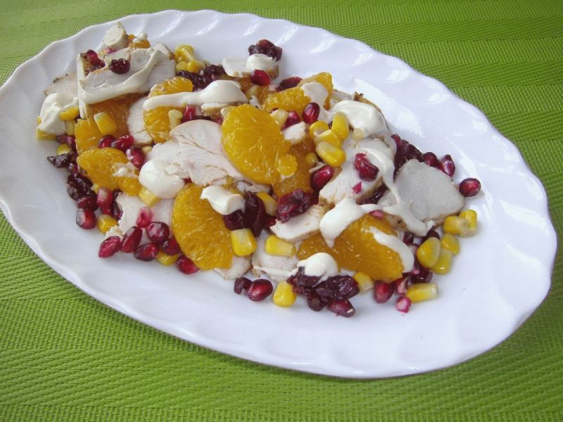 Sałatka z kurczakiem, granantem i mandarynkami