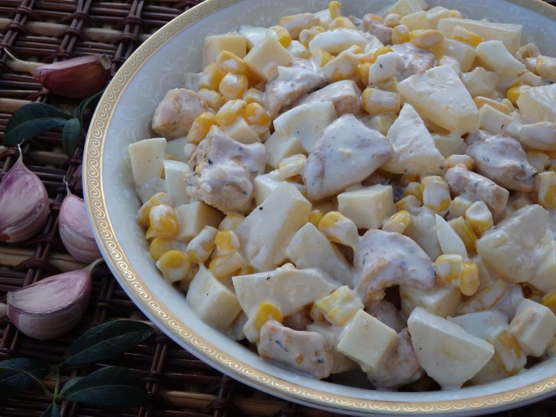 Sałatka z kurczakiem gyros z mocną nutą czosnku Sałatka z kurczakiem gyros z mocną nutą czosnku