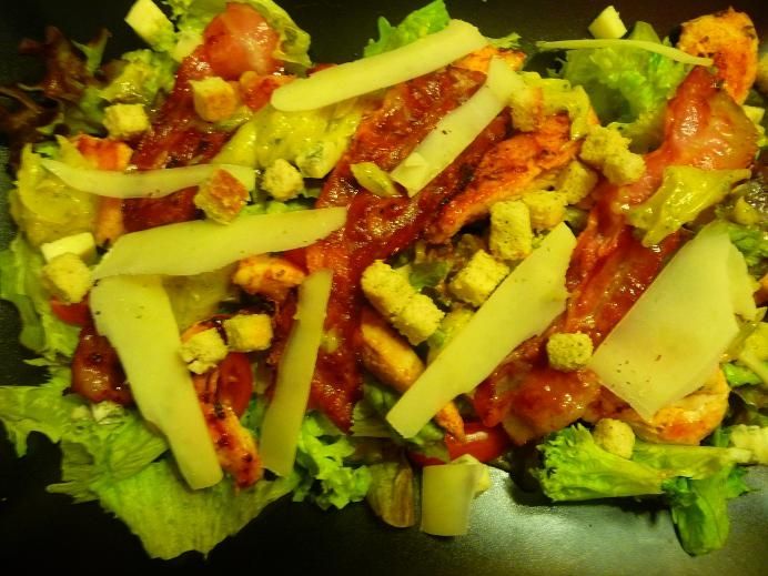 Sałatka z kurczakiem i boczkiem Sałatka z kurczakiem i boczkiem